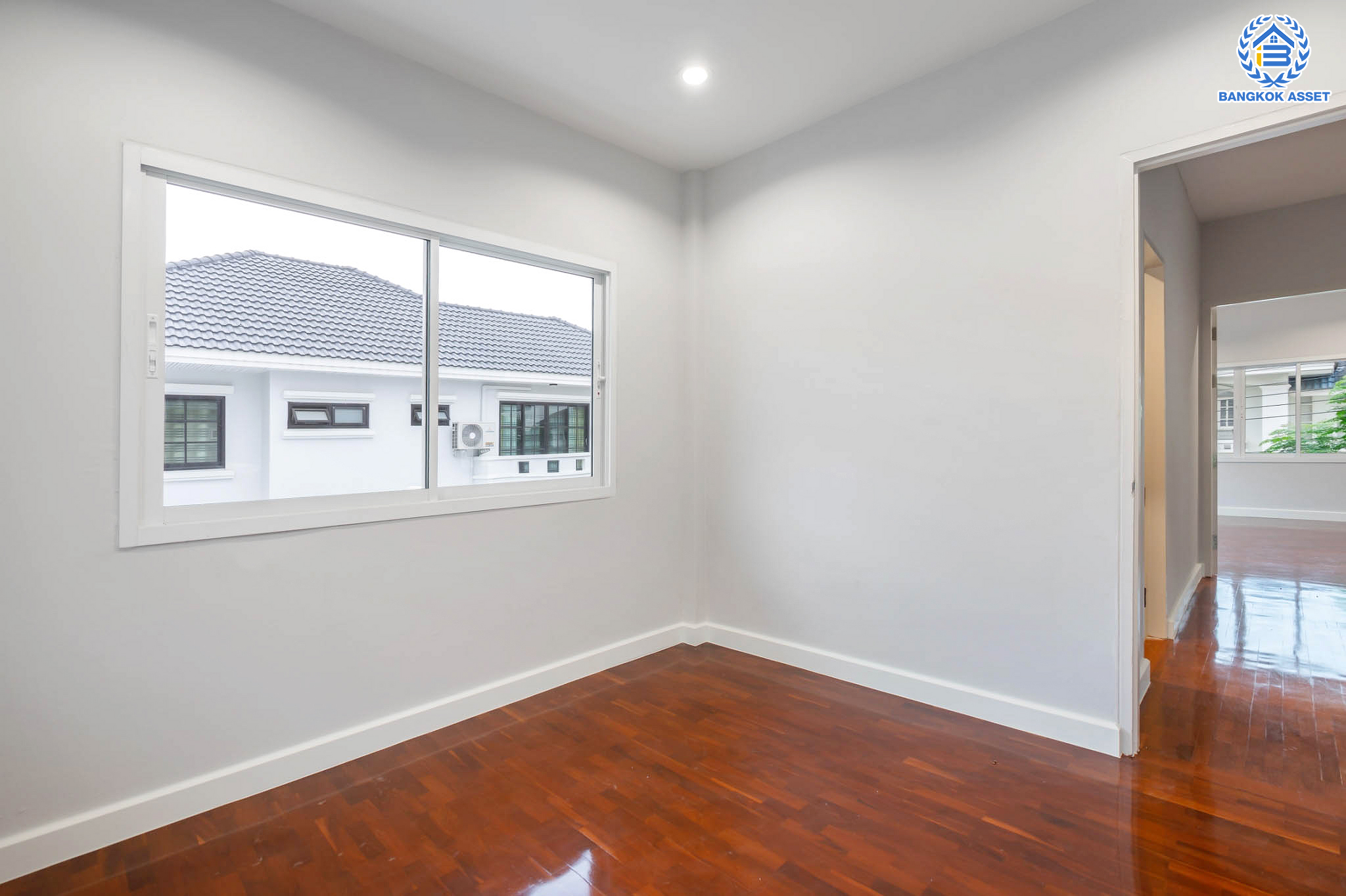 บ้านมือสองตกแต่งใหม่ ม.มณีรินทร์ รัตนาธิเบศร์ แบรนด์ Property Perfect หลังใหญ่ เนื้อที่ 60 ตร.ว. ฟังก์ชันจัดเต็ม 4 ห้องนอน 3 ห้องน้ำ 1 ห้องอเนกประสงค์ จอดรถได้ 2 คัน บนทำเลศักยภาพ ใกล้ทางด่วนงามวงศ์วาน และเพียง 10 นาที ถึงรถไฟฟ้า "สถานีบางรักน้อยท่าอิฐ"